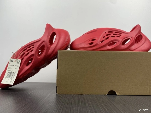 Red Yeezy Foam Adidas CW3355 1027